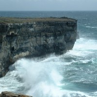 Brandung an den Klippen der Aran Isles